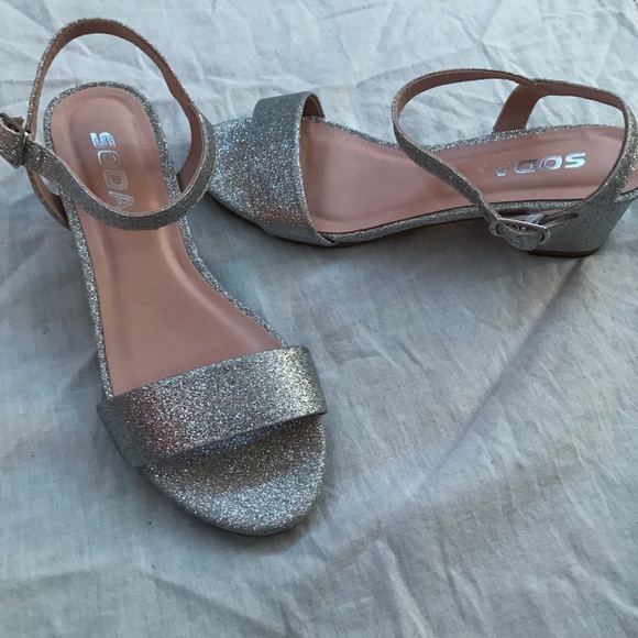 Silver heels - Picture 3 of 3